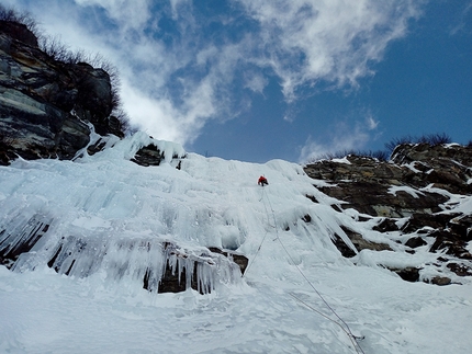 Valle delle Meraviglie, cascate di ghiaccio a Rheinwald in Svizzera