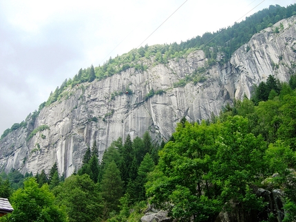 Scoglio di Boazzo Valle Daone - L'imponente parete dello Scoglio di Boazzo in Valle di Daone. La Premiata Ditta e la Disfatta dei Daoniani si sviluppano nella parte più a sinistra