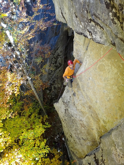 Scoglio di Boazzo Valle Daone - Silvio Fieschi appena prima del tettone chiave di L1 de La Premiata Ditta allo Scoglio di Boazzo in Valle di Daone