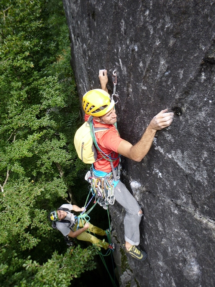 Scoglio di Boazzo Valle Daone - Martino Pilatti sulle tacche di L2 de La Premiata Ditta, Scoglio di Boazzo in Valle di Daone