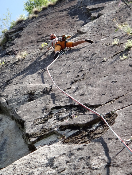 Scoglio di Boazzo Valle Daone - Max Faletti su crux di L6 de La Premiata Ditta, Scoglio di Boazzo in Valle di Daone