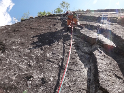 Scoglio di Boazzo Valle Daone - Max Faletti su L7, tiro chiave di 7b+ de La Premiata Ditta, Scoglio di Boazzo in Valle di Daone