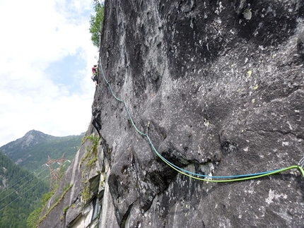 Scoglio di Boazzo Valle Daone, Matteo Rivadossi, Silvio Fieschi - Sandro De Toni sulla Onda di L4 durante la 1a ripetizione de La Disfatta dei Daoniani allo Scoglio di Boazzo in Valle di Daone