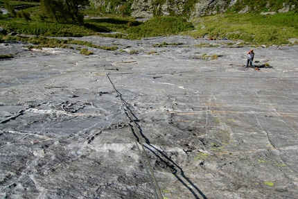 Lo Specchio di Val Pilotera, Valchiavenna - Alessandro Capelli durante l'apertura di Segni del tempo allo Specchio di Val Pilotera, Valchiavenna