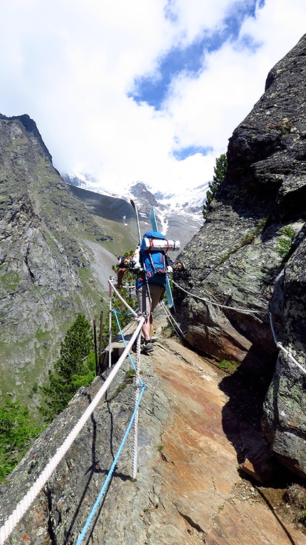 Täschhorn Svizzera, Cristian Botta, Davide Terraneo - Täschhorn Svizzera: Cristian Botta camminando lungo lo spettacolare Europaweg