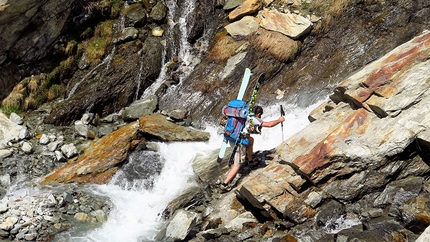 Täschhorn Svizzera, Cristian Botta, Davide Terraneo - Täschhorn Svizzera: superando il torrente sotto alla Kinhütte, il ponte estivo non è ancora stato installato