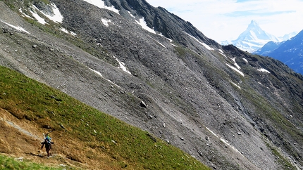 Täschhorn Svizzera, Cristian Botta, Davide Terraneo - Täschhorn Svizzera: Cristian Botta salendo verso la Kinhütte cercando un posto per bivaccare durante la notte