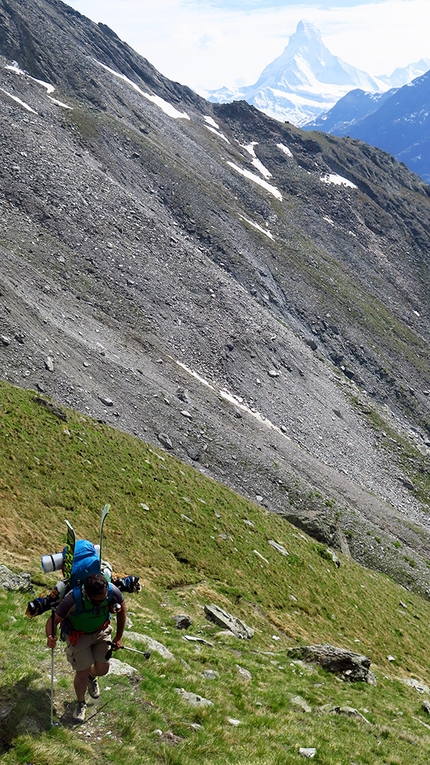 Täschhorn Svizzera, Cristian Botta, Davide Terraneo - Täschhorn Svizzera: Cristian Botta salendo verso la Kinhütte cercando un posto per bivaccare durante la notte