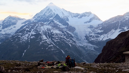 Täschhorn Svizzera, Cristian Botta, Davide Terraneo - Täschhorn Svizzera: bivacco sotto le stelle con vista Weisshorn a quota 2800m