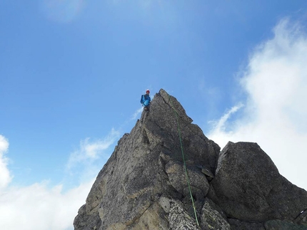 Carè Alto, Adamello - Presanella, Gabriel Perenzoni - Carè Alto Spigolo Sudest: Gabriel Perenzoni in sosta tra il sesto e il settimo tiro, sembra di toccare il cielo con un dito.