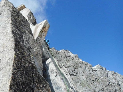 Carè Alto, Adamello - Presanella, Gabriel Perenzoni - Carè Alto Spigolo Sudest: 14° tiro, ultima avvincente lunghezza che si risolve con un impegnativo traverso. 