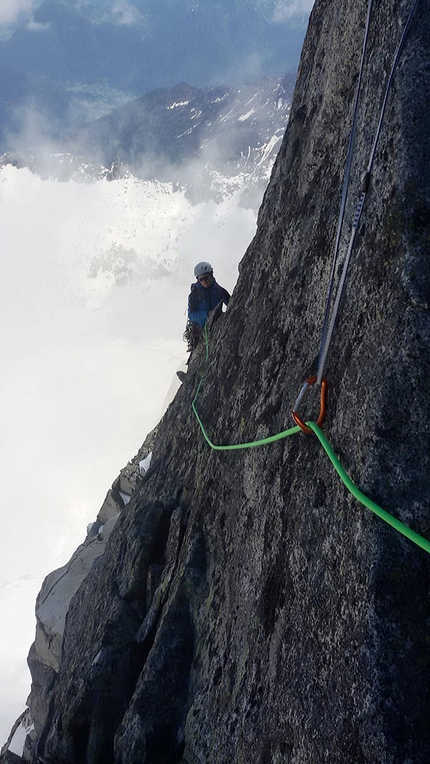 Carè Alto, Adamello - Presanella, Gabriel Perenzoni - Carè Alto Spigolo Sudest: Gessica Spagnolli durante l’impegnativo traverso del quattordicesimo tiro.