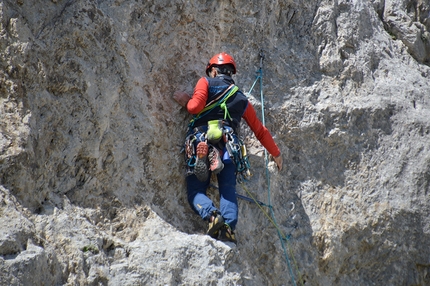 Scoglio della Sassetelli, Monte Terminillo, Appennino Centrale, Covid Line, Pino Calandrella, Giulio Longhi, Emiliano Palla - Pino Calandrella in apertura sul primo tiro di Covid Line allo Scoglio della Sassetelli, Appennino Centrale