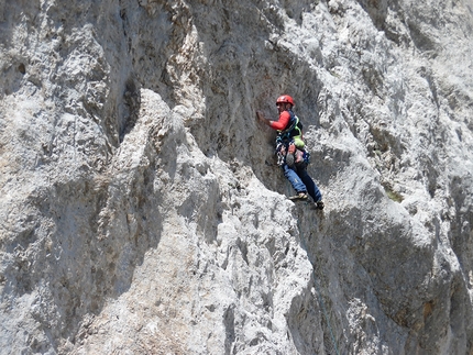 Scoglio della Sassetelli, Monte Terminillo, Appennino Centrale, Covid Line, Pino Calandrella, Giulio Longhi, Emiliano Palla - Pino Calandrella in apertura sul primo tiro di Covid Line allo Scoglio della Sassetelli, Appennino Centrale