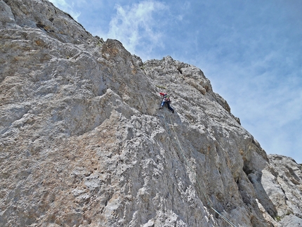 Scoglio della Sassetelli, Monte Terminillo, Appennino Centrale, Covid Line, Pino Calandrella, Giulio Longhi, Emiliano Palla - Pino Calandrella in apertura sul primo tiro di Covid Line allo Scoglio della Sassetelli, Appennino Centrale