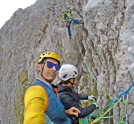 Scoglio della Sassetelli, Monte Terminillo, Appennino Centrale, Covid Line, Pino Calandrella, Giulio Longhi, Emiliano Palla - Covid Line allo Scoglio della Sassetelli, Appennino Centrale: Pino Calandrella in apertura sul secondo tiro, Emiliano Palla e Giulio Longhi in sosta