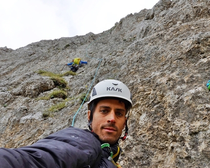 Scoglio della Sassetelli, Monte Terminillo, Appennino Centrale, Covid Line, Pino Calandrella, Giulio Longhi, Emiliano Palla - Giulio Longhi in sosta mentre Emiliano Palla sale il terzo tiro di Covid Line allo Scoglio della Sassetelli, Appennino Centrale: 