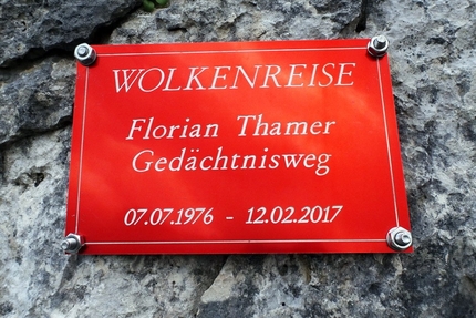 Wolkenreise, Pilastro di Misurina, Dolomiti - La targa della via Wolkenreise - Florian Thamer Gedächtnisweg sul Pilastro di Misurina (Dolomiti), aperta da Stefan Kopeinig e Peter Manhartsberger nel 2017