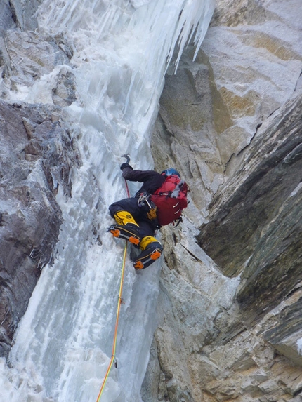 Lobuche East, Nepal - Night Terror (VI WI5+ AI4 M7 85°), Lobuche East (6119m), Nepal.