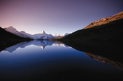 Bachalpsee, Svizzera - Dal lago Bachalpsee la vista sulle montagne innevate del Wetterhorn, lo Schreckhorn e il Finsteraarhorn, con i suoi 4274 metri la montagna più alta delle Alpi Bernesi.