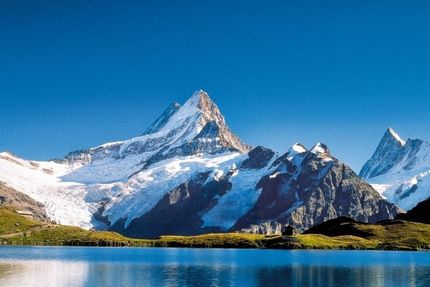 Bachalpsee, Svizzera - La famosa vista dal lago Bachalpsee in Svizzera sullo Schreckhorn e Finsteraarhorn