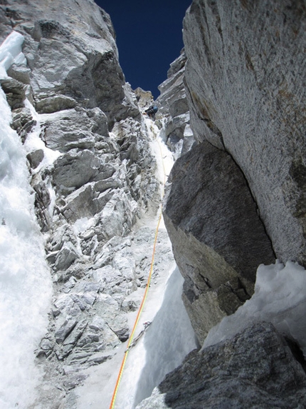 Lobuche East, Nepal - Night Terror (VI WI5+ AI4 M7 85°), Lobuche East (6119m), Nepal.