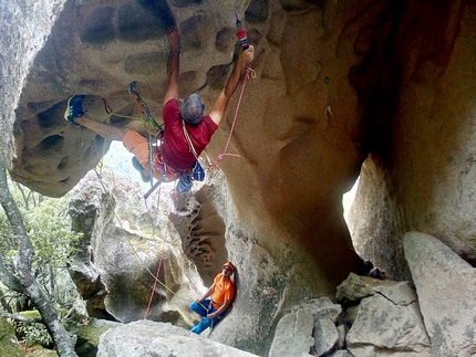 Arrampicata ai Sette Fratelli in Sardegna, Filippo Manca - Arrampicata ai Sette Fratelli in Sardegna: Maurizo Oviglia in apertura di Magic Mushroom 