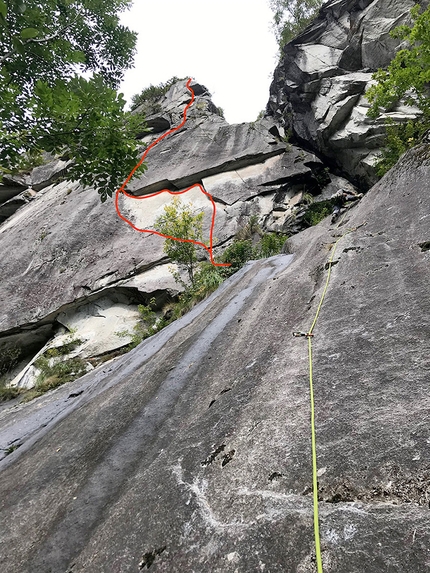 Valle Daone Scoglio di Boazzo, Nido di rondine - Il tracciato di Nido di rondine allo Scoglio di Boazzo in Valle di Daone aperta nel 1985 da Gianni Berta, G.P. Foti e Ermanno Salvaterra, con la variante in libera aperta nel 2018 da Francesco Salvaterra e Nicola Castagna