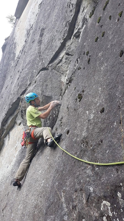 Valle Daone Scoglio di Boazzo, Nido di rondine, Francesco Salvaterra - Francesco Salvaterra climbing Nido di rondine at Scoglio di Boazzo in Valle di Daone 