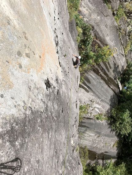 Valle Daone Scoglio di Boazzo, Nido di rondine - Alessio Miori climbing Nido di rondine at Scoglio di Boazzo in Valle di Daone 