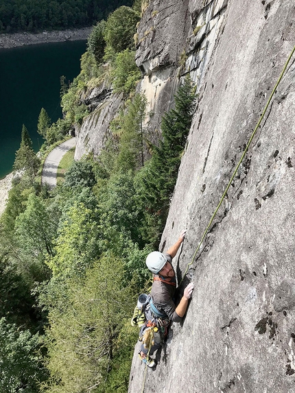 Valle Daone Scoglio di Boazzo, Nido di rondine - Alessio Miori su Nido di rondine allo Scoglio di Boazzo in Valle di Daone 