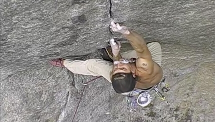 Cobra Crack Sonnie Trotter - Sonnie Trotter making the first free ascent of Cobra Crack at Squamish in Canada on 26 June 2006