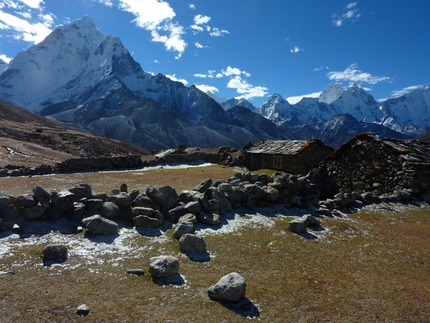 Lobuche East, Nepal - Le case utilzzate dai pastori di yak in Nepal.