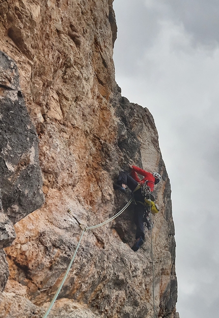 Pomagagnon, Dolomiti, Solstizio d’estate, Luca Alverà, Filippo Michielli, Riccardo Fantina - Riccardo Fantina sul nono tiro di Solstizio d’estate sul Pomagagnon, Dolomiti