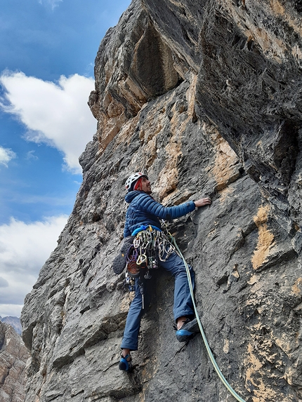 Pomagagnon, Dolomiti, Solstizio d’estate, Luca Alverà, Filippo Michielli, Riccardo Fantina - Riccardo Fantina sul sedicesimo tiro di Solstizio d’estate sul Pomagagnon, Dolomiti