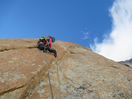 Pilastro Rosso del Broulliard, Monte Bianco - Matteo Della Bordella in apertura su Incroyable insieme a François Cazzanelli e Francesco Ratt sul Pilastro Rosso del Broulliard sul versante italiano del Monte Bianco.