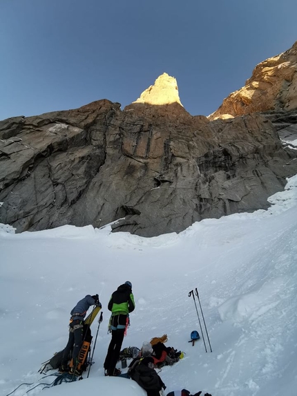 Pilastro Rosso del Brouillard, Monte Bianco - Matteo Della Bordella, François Cazzanelli e Francesco Ratti il 31 giugno sotto il Pilastro Rosso del Brouillard sul versante italiano del Monte Bianco. Con un bivacco in parete hanno aperto Incroyable