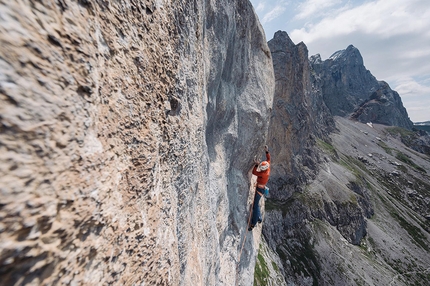 Rätikon, Wogü, Cédric Lachat - Cédric Lachat repeating Wogü in the Rätikon massif in Switzerland