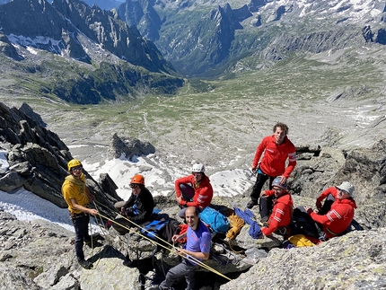 Matteo Bernasconi, Pizzo Badile, Ragni di Lecco - L'ultimo saluto a Matteo Bernasconi sulla vetta del Pizzo Badile, domenica 5 luglio 2020