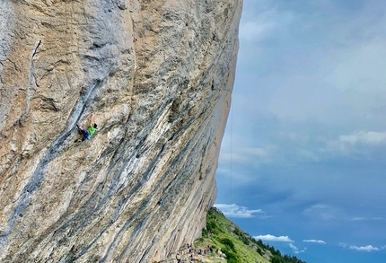 Stefano Carnati si gioca Jungle Boogie 9a+ a Céüse