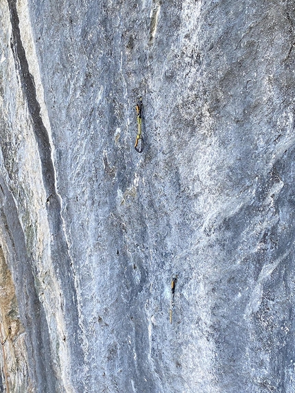 Taglia sui tiri Lead a Barliard, Ollomont, Valle d’Aosta - Due difficilissimi tiri, chiodati da Massimo Bal nella falesia di Barliard a Ollomont, Valle d’Aosta, aspettano la prima libera.