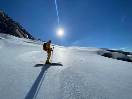 Punta Parrot, massiccio del Monte Rosa, Alpi Pennine, Andrea Nespoli, Cavanna Gabbio - Punta Parrot: discesa in sci della via Cavanna Gabbio: 'Firn incredibile, essendo da poco passate le 8 non ha ancora mollato!'