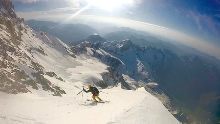 Punta Parrot, massiccio del Monte Rosa, Alpi Pennine, Andrea Nespoli, Filippo Solaro del Borgo - Punta Parrot: discesa in sci della via Cavanna Gabbio. Filippo Solaro del Borgo affronta la prima curva... in qualche minuto siamo giù su neve trasformata ancora dura, sono le 7.30!