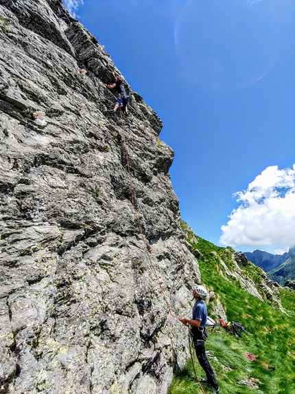 Family Rock, Val Gerola - Mattia Curtoni assicurato da Vittorio Bianchi in arrampicata alla falesia Family Rock in Val Gerola