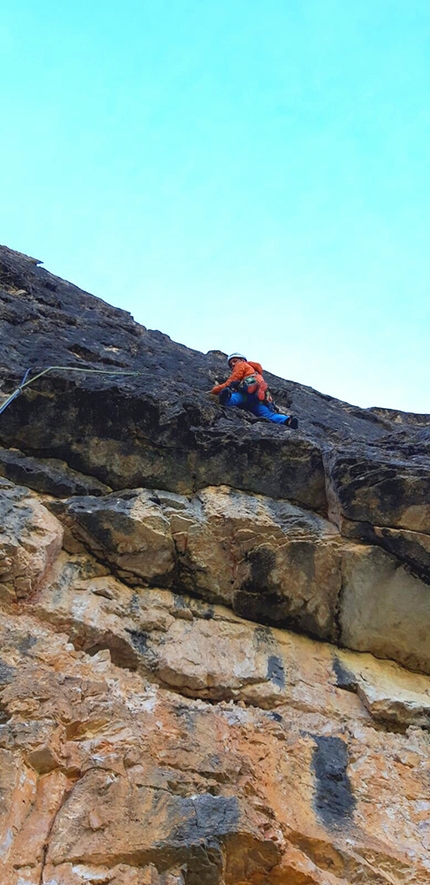 Vallunga, Dolomiti - Gioia è Rivoluzione in Vallunga, Dolomiti: superamento del tetto sul terzo tiro