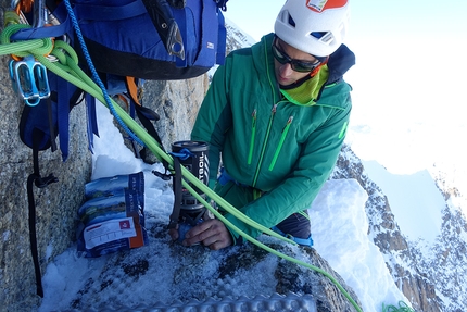 Pilone Centrale del Frêney, Monte Pilone Centrale del Frêney, Monte Bianco, Mirco Grasso, Tommaso Lamantia, Francesco Rigon, Michele Zanotti - Pilone Centrale del Frêney, Monte Bianco: Mirco Grasso sul posto da bivacco dopo il primo tiro della Chandelle