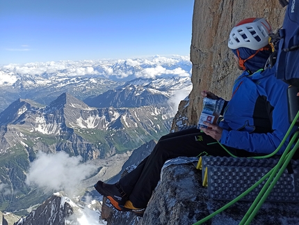 Pilone Centrale del Frêney, Monte Bianco, Mirco Grasso, Tommaso Lamantia, Francesco Rigon, Michele Zanotti - Pilone Centrale del Frêney, Monte Bianco: Francesco Rigon sul posto da bivacco dopo il primo tiro della Chandelle