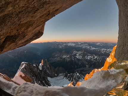 Pilone Centrale del Frêney, Monte Bianco, Mirco Grasso, Tommaso Lamantia, Francesco Rigon, Michele Zanotti - Pilone Centrale del Frêney, Monte Bianco: il posto da bivacco sotto la chandelle