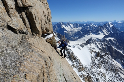 Pilone Centrale del Frêney, Monte Bianco, Mirco Grasso, Tommaso Lamantia, Francesco Rigon, Michele Zanotti - Pilone Centrale del Frêney, Monte Bianco: Francesco Rigon sulla parte superiore della chandelle