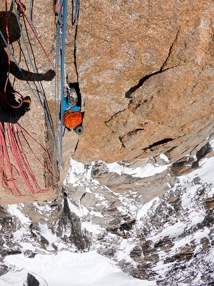 Pilone Centrale del Frêney, Monte Bianco, Mirco Grasso, Tommaso Lamantia, Francesco Rigon, Michele Zanotti - Pilone Centrale del Frêney, Monte Bianco: Michele Zanott sul tiro chiave